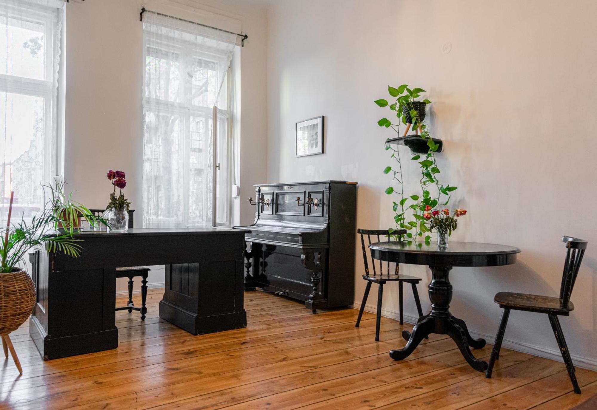 Artistic Altbau Apartment Berlin